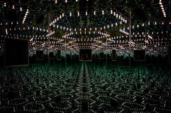 Яёи Кусама, «Бесконечная комната зеркал» (2013)